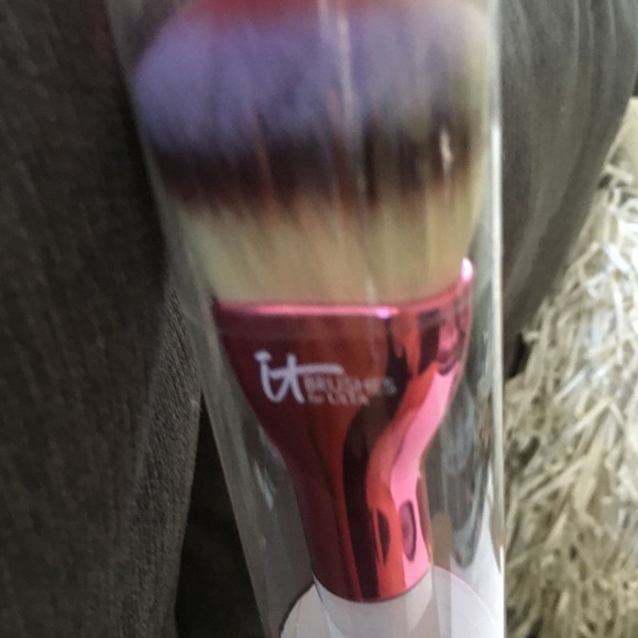 it cosmetics Makeup It Cosmetics Love Is The Foundation Brush 220